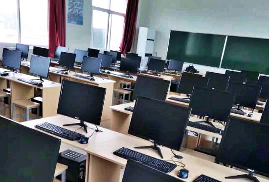 保定華中技工學校計算機教室
